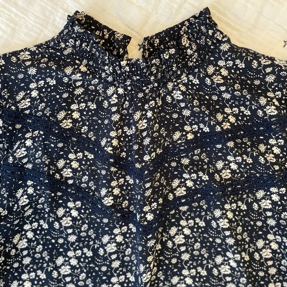 LOFT Vine Lace Trim Mock Neck Smocked Ditsy Floral Top Size L